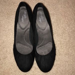 Deflect Comfort size 12 black faux suede